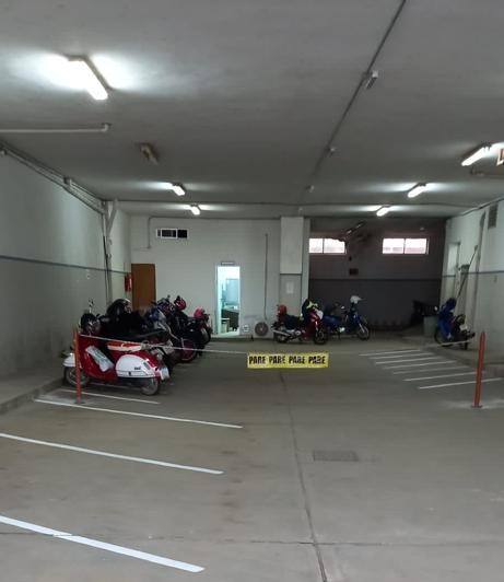 Estacionamiento techado para trabajadores del centro